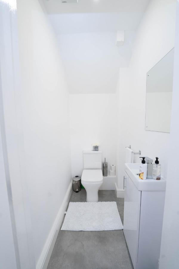 Entire Modern Home With Private Parking For 6/8 Persons Ворксоп Екстер'єр фото