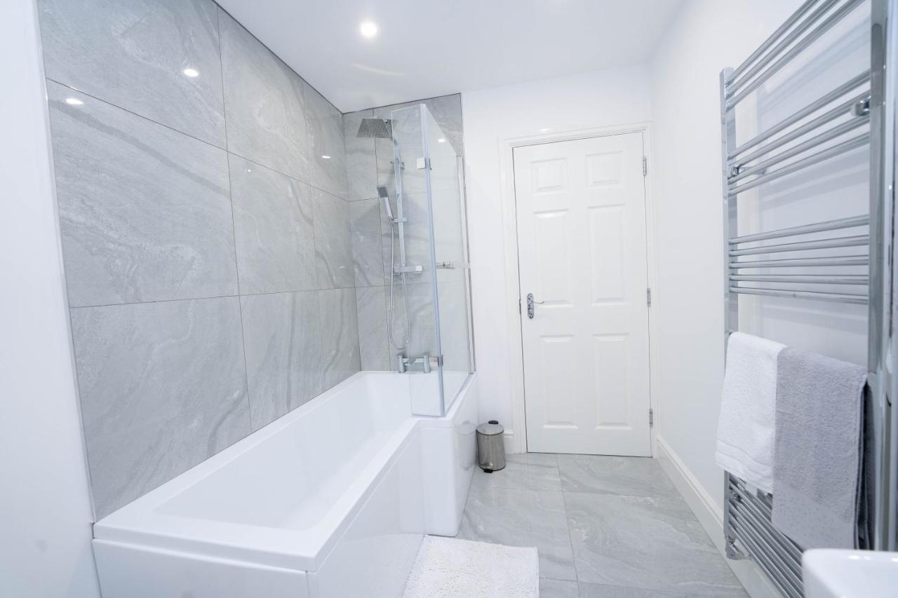 Entire Modern Home With Private Parking For 6/8 Persons Ворксоп Екстер'єр фото