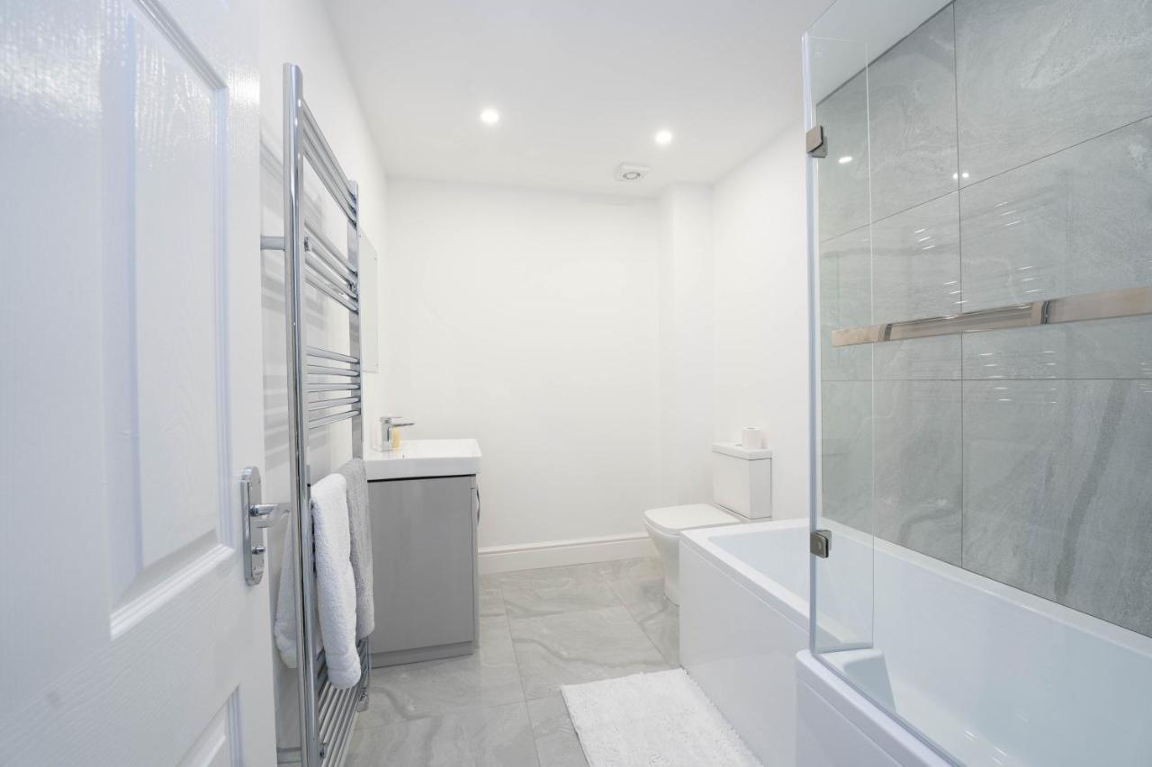 Entire Modern Home With Private Parking For 6/8 Persons Ворксоп Екстер'єр фото