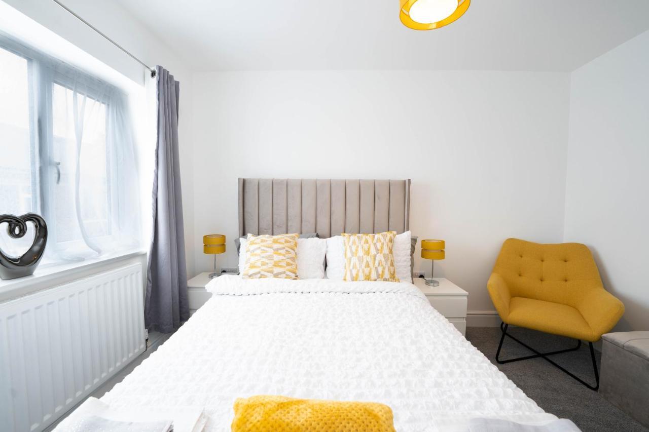 Entire Modern Home With Private Parking For 6/8 Persons Ворксоп Екстер'єр фото